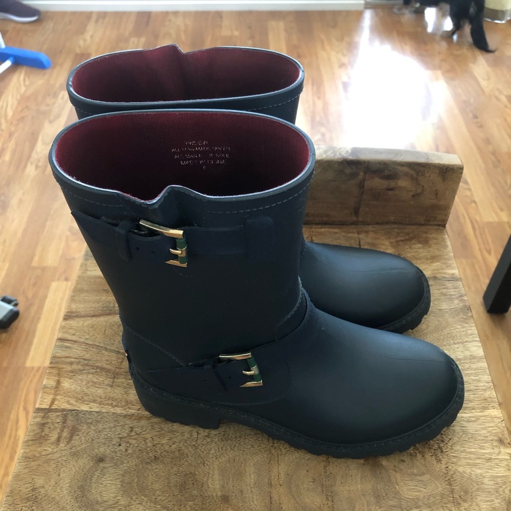 ♦️SOLD♦️SOLD♦️SOLD♦️New Tommy Hilfiger boots navy blue, size 9,